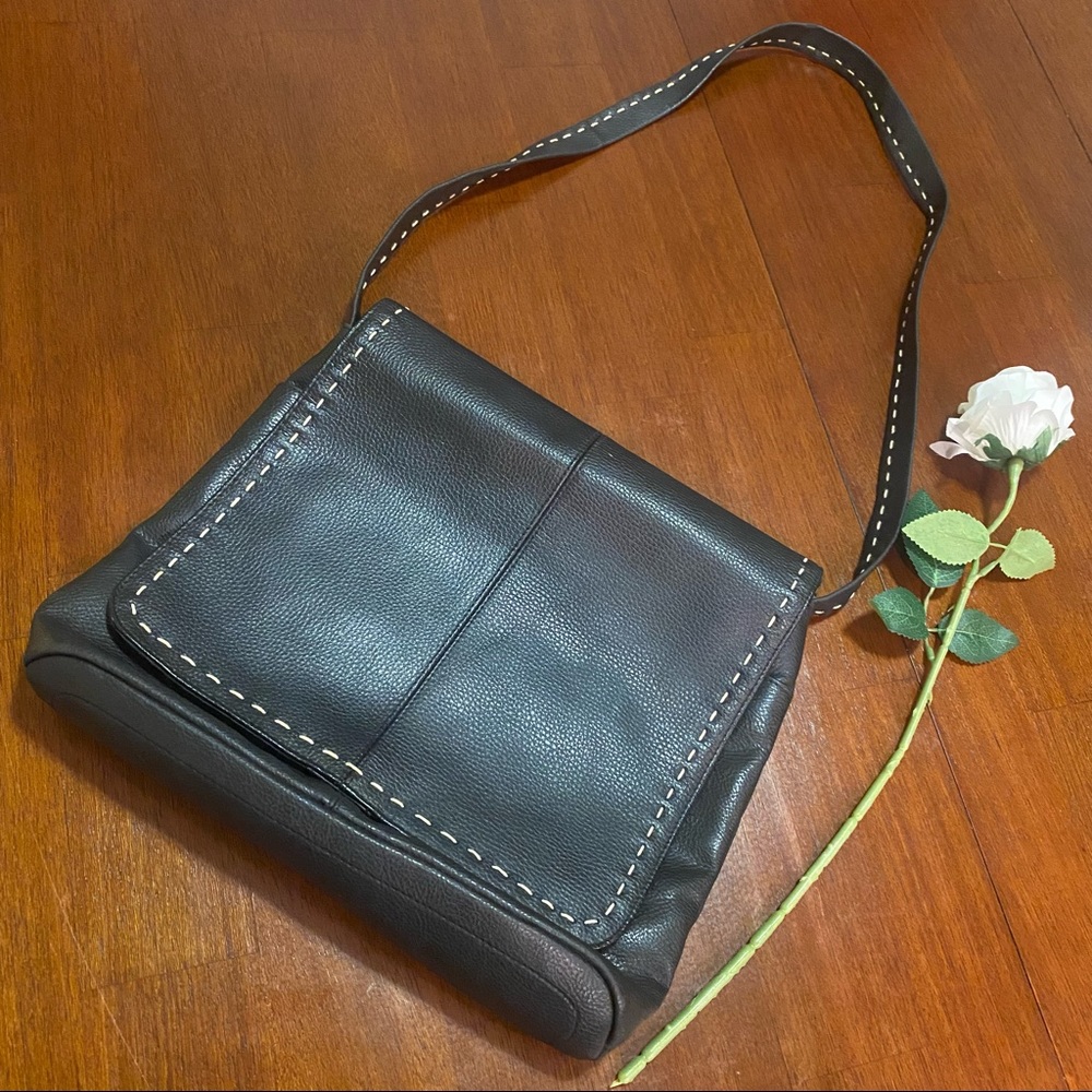 Black faux leather bag with beige stitches details